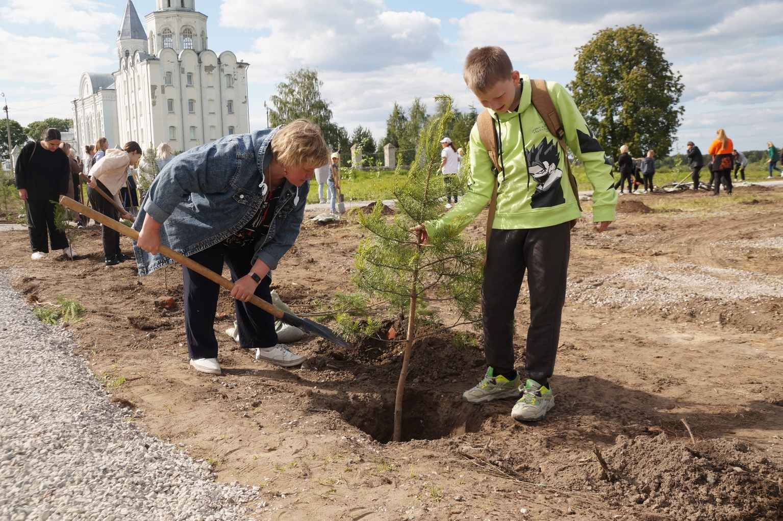 100 посаженных деревьев: в Коряжме прошла международная акция &quot;Сад памяти&quot;.